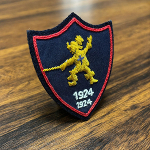 Parche bordado con forma de escudo con hilo de oro y texto 1924 sobre fondo azul oscuro, borde rojo, insignia para coser. - Product Image 3