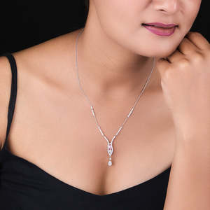 สร้อยคอเพชรสีทองพร้อมจี้รูปทรงหรูหราและอุปกรณ์เสริมที่ทันสมัย - Product Image 2