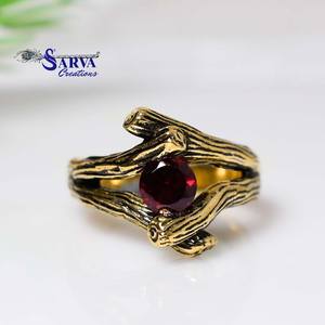 Anillo de Granate Rojo Redondo en Plata de Ley 925 con Diseño Texturizado de Rama Inspirado en el Bosque, Joyería Artesanal para Mujer, Venta al Por Mayor - Product Image 1