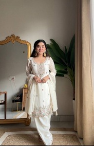 Ensemble élégant Salwar Kameez pour femme, idéal pour les fêtes, avec haut, bas et dupatta imprimés numériquement, disponible en XXL - Product Image 1