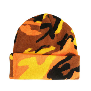 Gorro unisex naranja con diseño multicolor, estilo urbano, gorro de punto cálido para invierno, ropa informal para adultos, hecho por TRIOTAKE INDUSTRY - Product Image 1