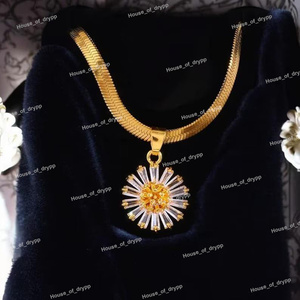 Collar con Colgante de Diamante Moissanite Radiante Sunburst, Elaborado en Plata 925 con Acabado Dorado, Regalo de Lujo - Product Image 2