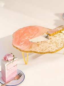 Support à gâteau en résine époxy fait main, plateau rond pour desserts avec pieds en métal, résistant au four, pour la décoration de table de mariage ou de fête - Product Image 4
