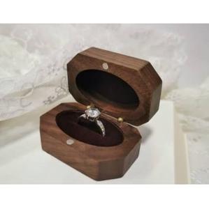 Boîte en bois massif de luxe |   Boîte à bagues de fiançailles fine artisanale en bois de noyer, étui de voyage magnétique pour bagues de mariage - Product Image 3