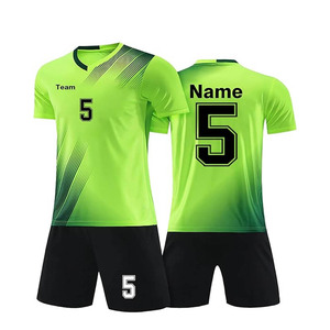 Équipe de sports de plein air portant des uniformes de football personnalisés avec nom et numéro imprimés par sublimation, maillot et short de football. - Product Image 2