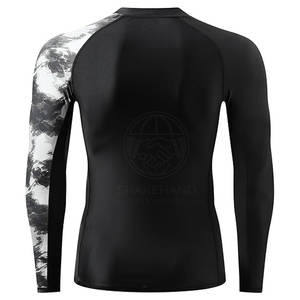 Camiseta de natación cómoda para hombre, transpirable, estilo rash guard, para deportes acuáticos y vacaciones de verano. - Product Image 4