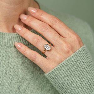 Anillo Solitario Minimalista Personalizado con Bisel de Oro de 14K y Moissanita Ovalada de 2CT, Fabricante de Joyería Fina al por Mayor - Product Image 6