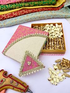 Caja de regalo de brocado de lujo con un elegante top triangular decorado, caja de regalo con perlas y motivos tradicionales, cestas de regalo para bodas. - Product Image 5