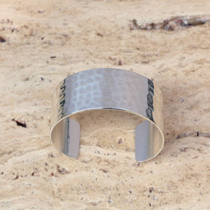 Bracelet manchette large en laiton martelé, finition argentée, jonc ouvert – Bijou minimaliste fait main, ajustable, cadeau pour elle - Product Image 6