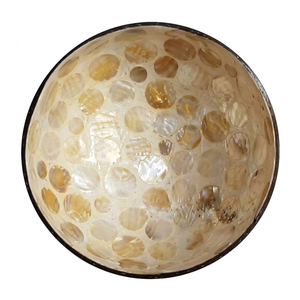Bol en coquille de noix de coco, présentant des sculptures artisanales, finition éco-responsable, surface lisse et polie, pour cuisines. - Product Image 2