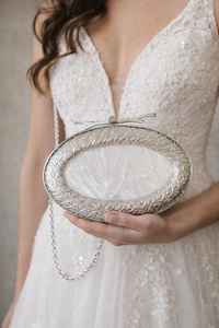 Pochette artisanale en acajou naturel avec nacre et cadre en métal argenté pour soirée - Product Image 5