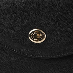 Sac à bandoulière élégant pour femme en cuir véritable noir avec fermeture à cadenas et sangle réglable, design moderne à porter en bandoulière - Product Image 3