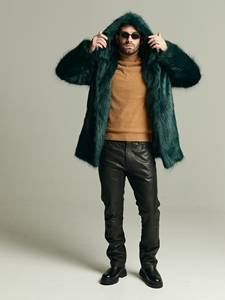 Sweat à capuche vert en fausse fourrure pour homme, coupe oversize, décontracté, pour l'hiver, avec pull en tricot marron et pantalon en cuir noir - Product Image 1