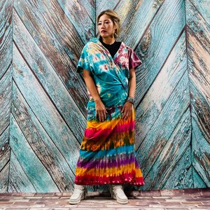 Kimono long pour femme à col en V profond, motif tie-dye traditionnel, style bohème, coupe classique, en viscose/coton écologique, idéal pour les festivals 1 - Product Image 1