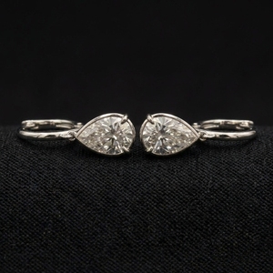 Élégantes boucles d'oreilles créoles en platine pour femme, minimalistes, avec diamant taille poire, légères, pour usage quotidien, idée cadeau, finition étincelante - Product Image 5