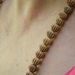 Collier de méditation en bois de santal, perles rondes, marron clair naturel, bijoux spirituels, export en gros chez Sigma Exports - Product Image 3