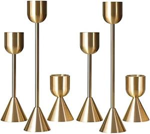 Le porte-bougie en métal glamour reste un bel symbole de chaleur, d'élégance et d'un style raffiné pour la maison. - Product Image 3