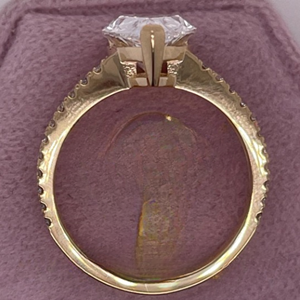Bague de fiançailles à deux branches avec diamant de laboratoire taille poire de 4,50 carats - Product Image 3