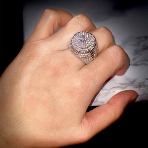 Bague Hip Hop Or et Argent Tendance avec Diamants Moissanite – Bijou Tendance pour Artistes Rap et Musiciens - Product Image 1