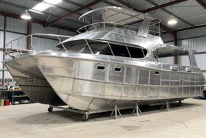 เรือยอชท์ไฟเบอร์กลาสสุดหรู UBI 1740 ขนาด 17 เมตร สำหรับ 40 ที่นั่ง เครื่องยนต์ในตัว 500 แรงม้า ความเร็ว 30-35 นอต ใช้งานได้หลากหลายในแม่น้ำ - Product Image 6