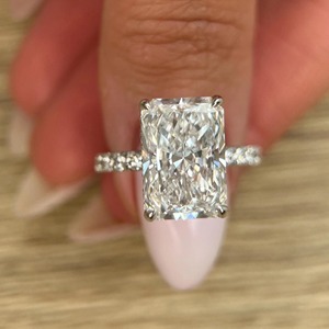 Anillo de Compromiso con Diamante Cultivado en Laboratorio de Corte Radiante Alargado de 7.50 Quilates, con Piedras y Halo Oculto, en Oro Blanco de 14k - Product Image 3