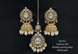 Ensemble de boucles d'oreilles et tikka Kundan plaqué or, en forme de cloche, avec perles et bijoux floraux Kundan pour femmes, pour mariage et fêtes. - Product Image 2