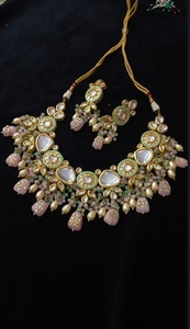ชุดสร้อยคอและต่างหูแบบ Kundan ประดับคริสตัล ไรน์สโตน มุกเทียม ลูกปัดสีแดง สไตล์วินเทจ สำหรับเจ้าสาว งานแต่งงาน งานหมั้น แบบชาติพันธุ์ - Product Image 5