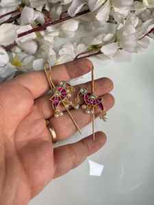 Boucles d'oreilles manchette de luxe en émail vert de qualité supérieure avec perles, bijoux fantaisie faits à la main, disponibles à la vente - Product Image 3