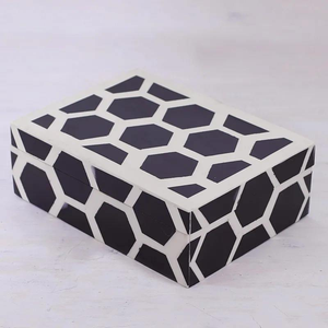 Boîte à mouchoirs personnalisée en résine de qualité supérieure, inspirée des forêts et des océans, fabriquée à la main par blossom craft india - Product Image 1