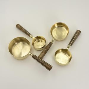 Juego de Tazas Medidoras de Acero Inoxidable de Diseño con Asas de Madera para Cocina de Lujo, Hogar, Hotel y Restaurante - Product Image 4