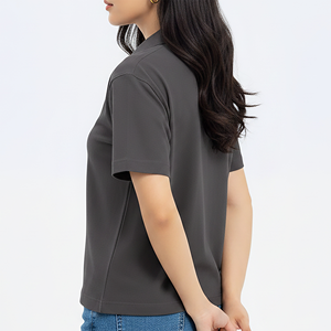 เสื้อถักผ้าฝ้ายสีดำสำหรับผู้หญิง แขนสั้น สวมใส่สบาย ระบายอากาศได้ดี พิมพ์ลายดิจิตอลโลโก้ด้านหน้า ขายส่ง - Product Image 3