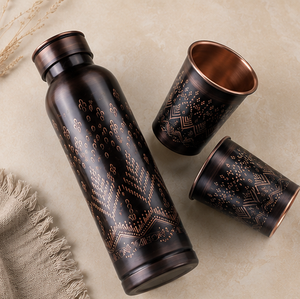 Bouteille d'eau en cuivre pur de luxe avec deux verres à motifs tribaux – Vaisselle pour la maison, les voyages et les fêtes - Product Image 5