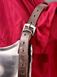 Armadura Medieval de Acero para Mujer con Correas de Cuero y Protectores de Pies Sabaton Pulidos, Disfraz Antiguo Moderno - Product Image 6