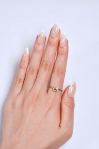 Uñas Postizas Francesas Clásicas Personalizadas al por Mayor, Uñas Artificiales Naturales Color Nude, Forma Almendrada, ABS con Estampado Dorado, Longitud Media - Product Image 3