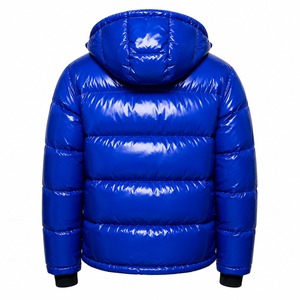Chaqueta acolchada de PU azul personalizada para hombre, cuello alto, cierre de cremallera, estampado de lentejuelas brillantes, estilo urbano, relleno grueso de poliéster - Product Image 3