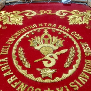 Estandarte procesional de iglesia bordado a mano con hilo de oro |   Estándar Personalizado de Confraternidad Religiosa para Desfiles y Decoración de Altares - Product Image 3