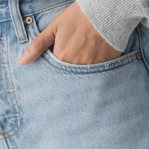 Shorts de mezclilla para mujer con presillas para cinturón, diseño inspirado en tendencias, bolsillos laterales funcionales, logotipo personalizado, cintura cómoda e informal. - Product Image 2