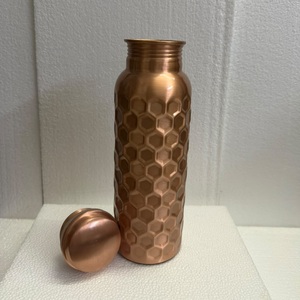 Botella de Agua Moderna de Cobre Puro con Diseño de Panal, Frasco de Cobre Geométrico en Relieve, Antiderrames, para Bebidas Ayurvédicas, Venta al por Mayor para Gimnasios - Product Image 1