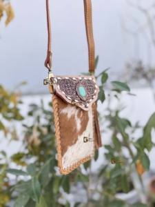Bolso de cuero con grabado artesanal y piedra turquesa, tamaño pequeño, para teléfono, con piel de vacuno con pelo, tipo cartera de muñeca - Product Image 2