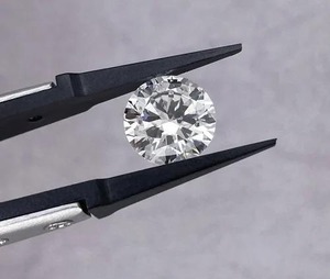 Pendientes de compromiso de moissanita de nuevo diseño, unisex, con diamantes, para fiestas de compromiso y bodas, disponibles para la venta. - Product Image 3