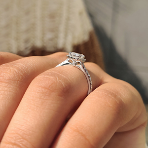 Elegante Anillo de Compromiso con Halo de Esmeraldas y Diamante Peekaboo, Oro de 10K, 14K, 18K, Joyería Nupcial de Laboratorio, Proveedor Mayorista en Línea - Product Image 3