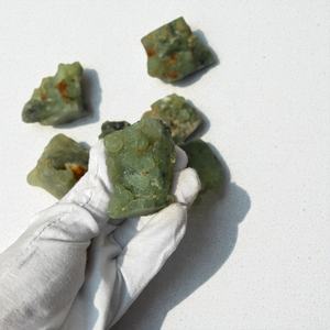Vente en gros de pierres brutes naturelles de Prehnite, spécimen minéral de cristal vert brut en vrac pour la guérison et la décoration - Product Image 4