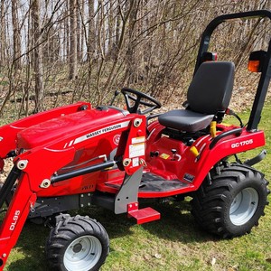 รถแทรกเตอร์ดีเซล 24 แรงม้า รุ่น Massey Ferguson GC1700 สำหรับงานจัดสวนในฟาร์มขนาดเล็ก พร้อมอุปกรณ์ต่อพ่วงสำหรับงานตัก และโครงสร้าง 4WD ที่ทนทาน - Product Image 2
