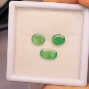 Esmeralda natural de corte ovalado, lote de 3 piedras preciosas de buena calidad con un brillo excelente y un bonito color verde, pulido perfecto para elaboración. - Product Image 4