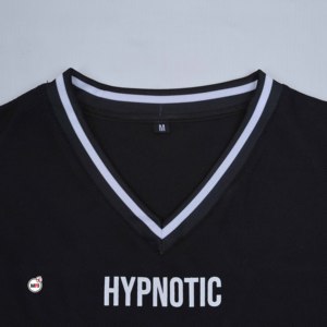 T-shirt noir à col en V pour homme Hypnotic, manches courtes, avec logo blanc imprimé, coupe classique, style jersey décontracté, avec design de logo personnalisé - Product Image 6
