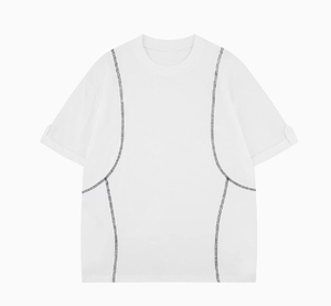 เสื้อยืดโอเวอร์ไซส์สีขาวผ้าฝ้ายแขนสั้นคอกลมแต่งขอบถักแบบเรียบง่ายสไตล์มินิมอลสำหรับผู้ชาย - Product Image 1