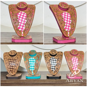 Présentoir à bijoux en cuir rose à motif damier, avec buste et design floral gravé, de haute qualité, type mannequin, pour magasin - Product Image 1