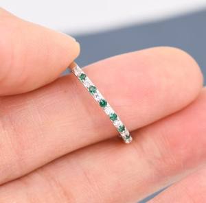 แหวนครึ่งวงนิรันดร์ประดับมรกตสีเขียวและเพชร CZ ใส บนตัวเรือนเงินสเตอร์ลิง หรือแหวนเงินหรือทองประดับมรกตสีเขียวเพชร CZ แบบเรียวบางสำหรับซ้อนกัน - Product Image 3