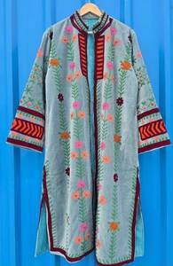 เสื้อโค้ทยาวกำมะหยี่สีเทาอ่อนแบบสั่งทำขายส่ง ตกแต่งด้วยลายดอกไม้สีชมพูและสีส้ม พร้อมขอบลายเรขาคณิตสีแดงเลือดหมู - Product Image 5