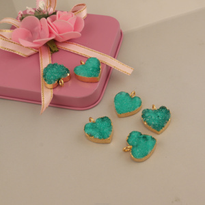 Charmes en forme de cœur en druzy vert faits à la main avec bordure dorée électro-plaquée, pendentif en pierre précieuse pour la création de bijoux - Product Image 5